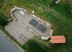 Im ehemaligen Maxhafen hat der Heimatverein Wettringen einen Rastplatz mit einer Wanderkarte erstellt. Der Rastplatz liegt in einer Steinformation, die einer früheren Lastschute nachgebildet ist. Foto: Engelbert Rauen, Heimatverein Wettringen