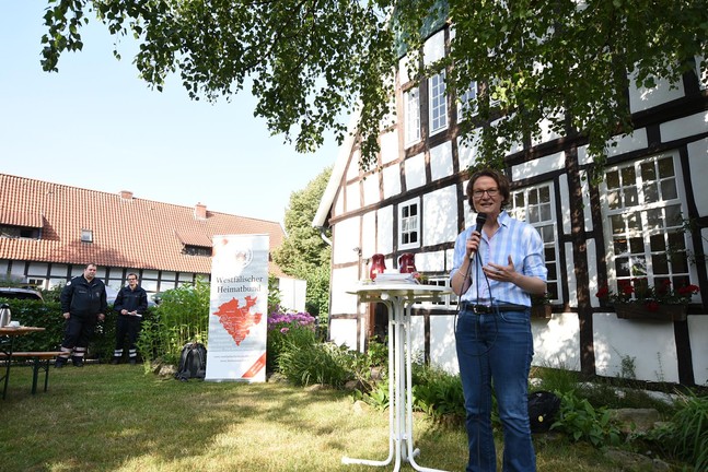 NRW-Heimatministerin Ina Scharrenbach freut sich darauf, das nördliche Münsterland und die Menschen, die sich hier für ihre Heimat einsetzen, auf der Wanderung kennenzulernen