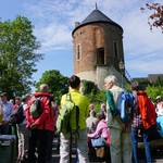 Am Rundturm begrüßte der Heimatverein Davensberg die Teilnehmer (Foto: WHB). (vergrößerte Bildansicht wird geöffnet)