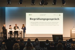 Das Foto zeigt die Teilnehmenden der ersten Podiumsrunde. Foto/ © Merten Kaatz