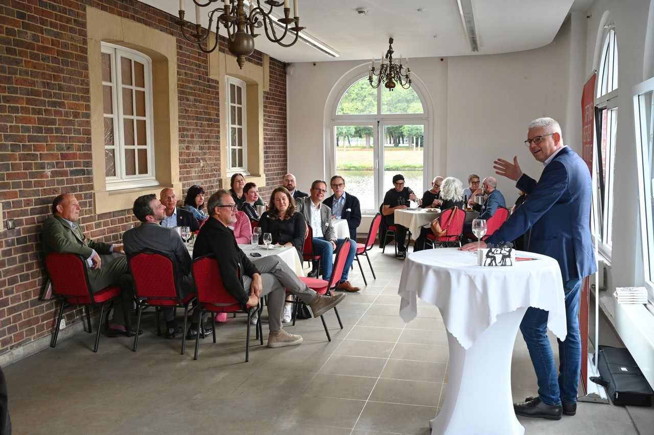Der Geschäftsführer der Stiftung Westfalen-Initiative, Christoph Dammermann, begrüßt die Gäste. Foto: Joachim Busch