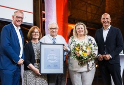 Das Foto zeigt die Preisverleihung des Nachwuchspreises von "Rolle vorwärts" an den Westbeverner Krink.