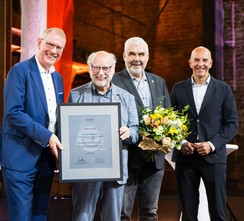 Das Foto zeigt die Preisverleihung von "Rolle vorwärts" an den Hagener Heimatbund.