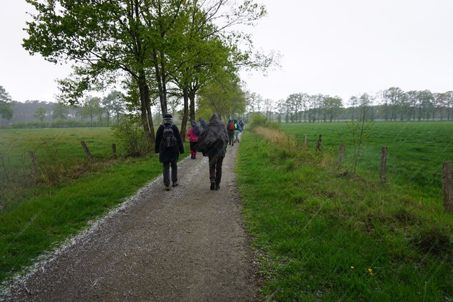 Ein kurzer aber starker Hagelschauer erwischte die Wanderer dann doch noch. (Foto WHB/U: Steinkrüger)
