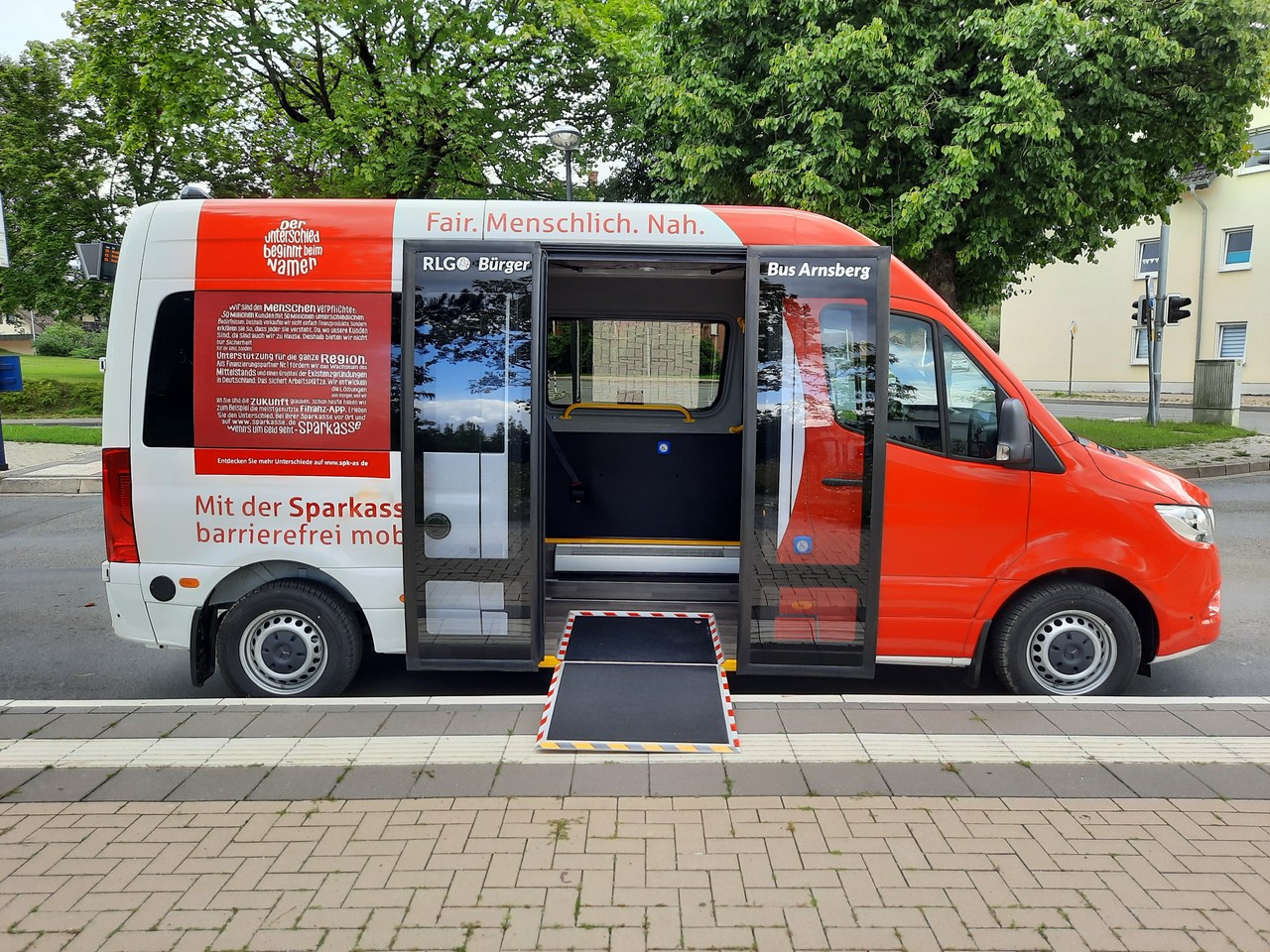 Barrierefreier Niederflurbus Arnsberg mit ausgeklappter Rollstuhlrampe