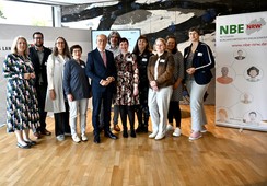 Das Foto zeigt die Teilnehmenden des 2. Parlamentarischen Frühstücks des NBE NRW im Landtag NRW. Foto/ A. Bowinkelmann