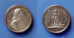 Medaille zum 1. Spatenstich am 9. Mai 1724, entworfen von Lambert Friedrich Corfey. Links Kurfürst Clemens August, rechts die Göttin des Handelns Minerva mit Füllhorn, Spaten, Merkurstab und Warenballen, Quelle: Stadtmuseum Münster, Foto: Tomasz Samek