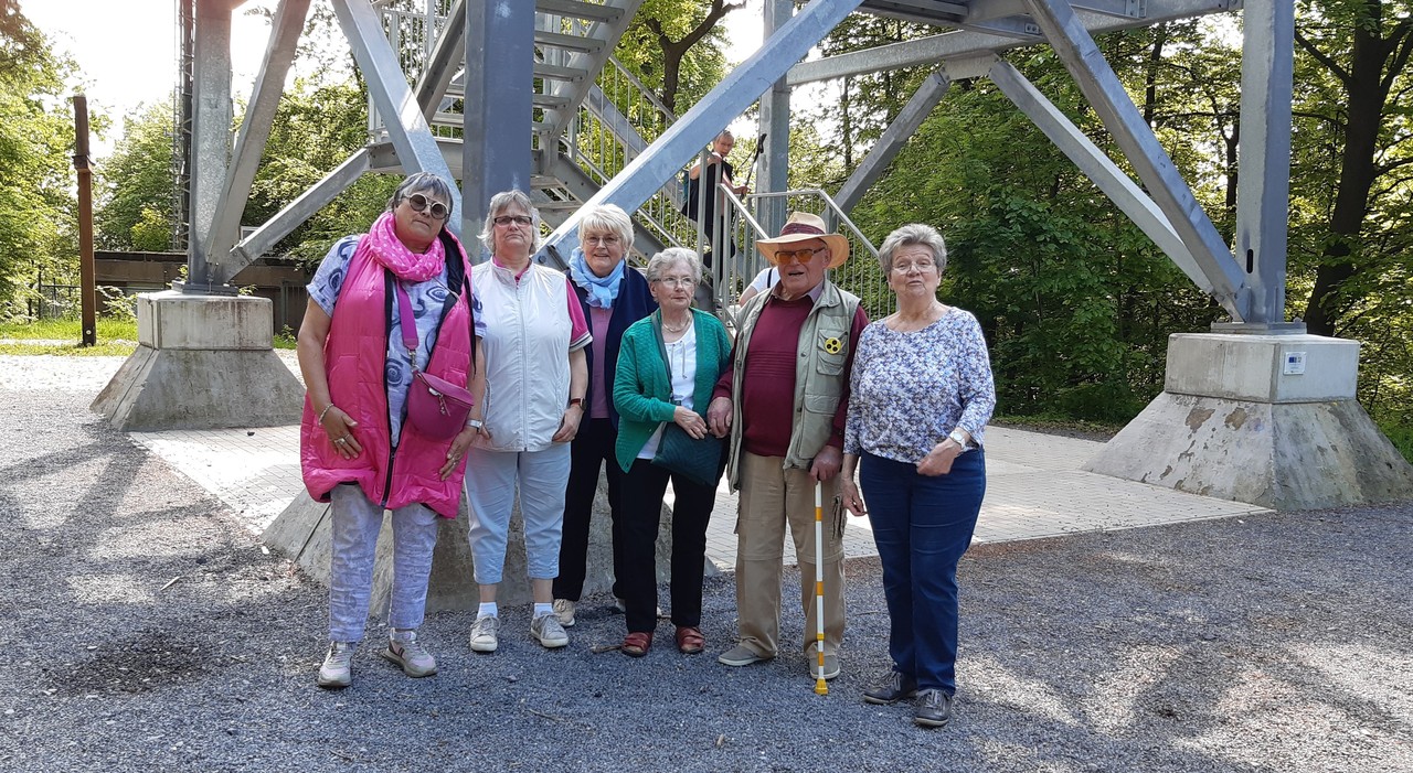 Eine Gruppe, die mit einem Fahrdienst zum Küppelturm gebracht wurde