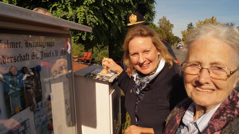 Simone Wendland (MdL NRW), hier mit Ruth Betz, durfte den ersten Stempel in den Wanderpass setzen