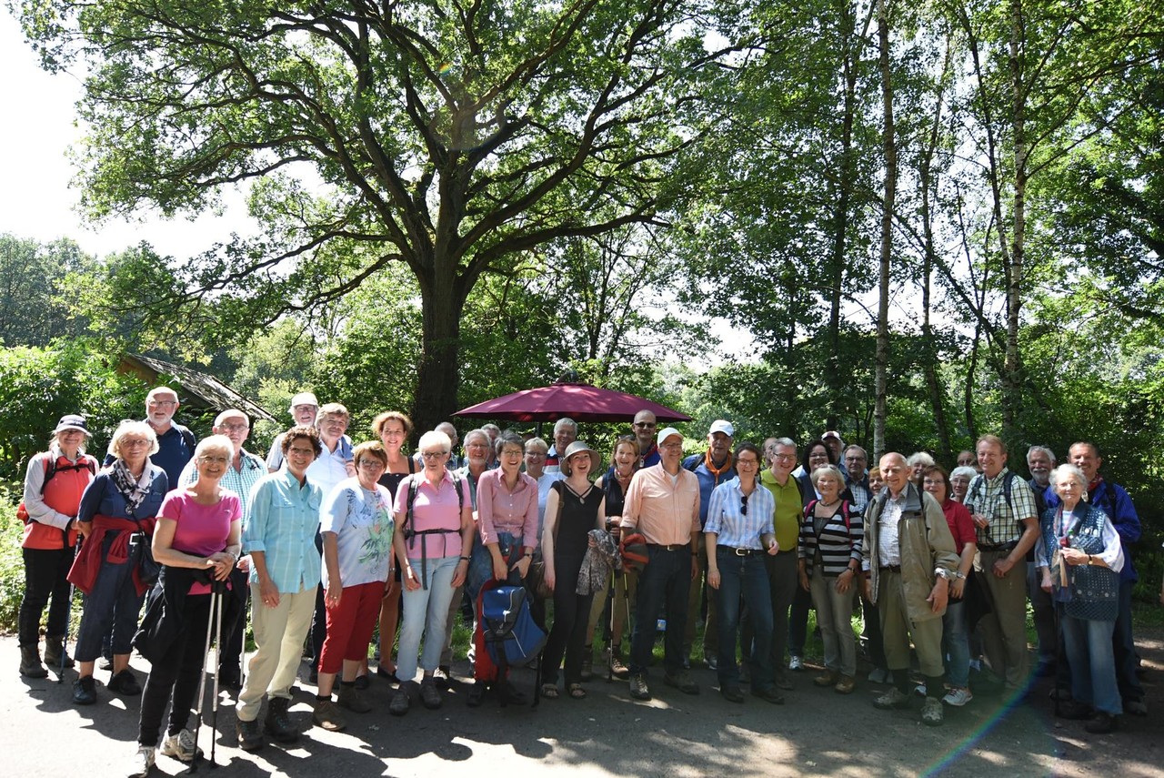 Rund 60 Ehrenamtliche und Gäste wanderten mit dem WHB und der Ministerin (Foto: WHB/Thomas Auf der Landwehr)