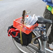 Das Markierungsmaterial transportieren die Wegezeichner mit dem Fahrrad (Foto: WHB/U. Steinkrüger). (vergrößerte Bildansicht wird geöffnet)