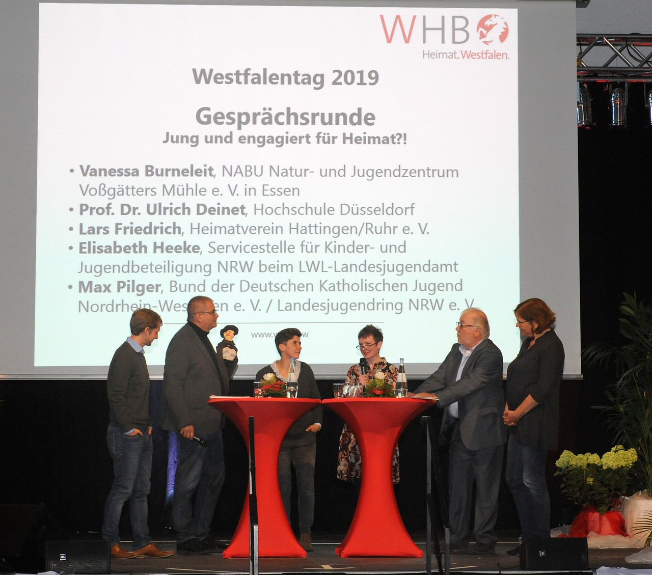 Die Teilnehmenden der Gesprächsrunde diskutierten mit WHB-Geschäftsführerin Dr. Silke Eilers (dritte v. r.) über Chancen und Rahmenbedingungen für junges Engagement; Foto/ Jürgen Appelhans/ WHB