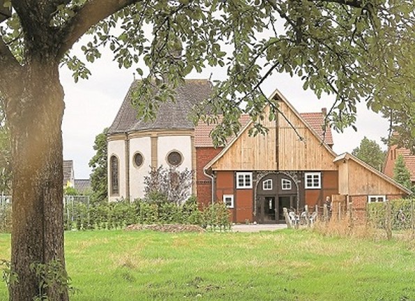 Der Verein Dorf aktiv e. V. hat in St. Vit, einem lebendigen Dorf im Westen von Rheda-Wiedenbrück, ein ehemaliges Küsterhaus zu einem Ort der Begegnung werden lassen. Foto/ Gisbert Strotdrees