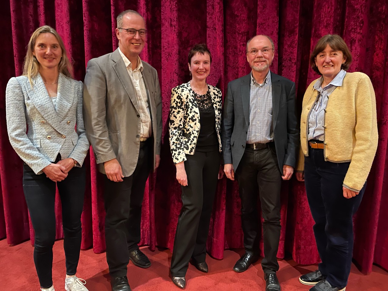 Diskutierten anhand des Films „Mittagsstunde“ über den Wandel der Dörfer im Sauerland (von links): Andrea Arens, Prof. Dr. Markus Köster, Dr. Silke Eilers, Prof. Dr. Ulrich Harteisen, Birgit Haberhauer-Kuschel. Foto/ Kreisheimatbund Olpe