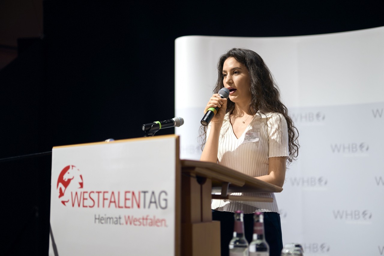Iveen Sulaiman stellt auf der Bühne im Rahmen des Vormittagsprogramms die Initiative "Junges Ehrenamt für NRW" vor. Foto/ Eike Hollermann/WHB