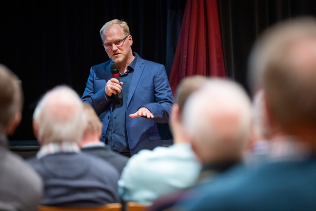 Medienpädagoge Bastian Zitscher präsentiert die Ergebnisse aus der Modellregion Dortmund. Foto/ Sarah Jonek