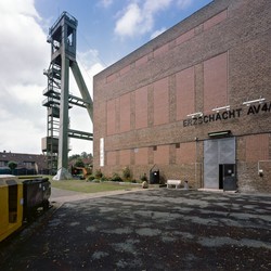 Erzschacht in Marl-Drewer – der Förderturm ist seit 1995 Industriedenkmal, während der Maschinenhalle lange der Abriss drohte. Die „Erzschachtfreunde“, heute eine Gruppe im Marler Heimatverein, setzten sich erfolgreich für deren Bewahrung ein. Mittlerweile gehört das Gebäude dem Heimatverein. Foto/ Christoph Steinweg © LWL-Medienzentrum für Westfalen (vergrößerte Bildansicht wird geöffnet)