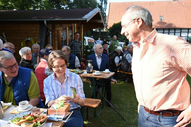 Der Vorsitzende des Westfälischen Heimatbundes Matthias Löb übereichte der Ministerin den ersten Wanderpass zum X 1648