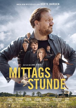 Auf dem Filmplakat sind neben dem Tital "Mittagsstunde" 6 Filmcharaktere zu sehen, in der Mitte steht Protagonist Ingwer, gespielt vom Charly Hübner. Er stemmt die Arme in die Hüfte und schaut nachdenklich. Der Himmel ist grau.