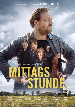 Auf dem Filmplakat sind neben dem Tital "Mittagsstunde" 6 Filmcharaktere zu sehen, in der Mitte steht Protagonist Ingwer, gespielt vom Charly Hübner. Er stemmt die Arme in die Hüfte und schaut nachdenklich. Der Himmel ist grau.