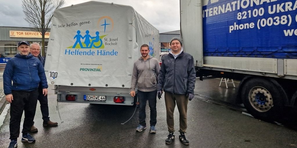 Im Dezember 2023 wurde ein LKW von Helferinnen und Helfern beladen.