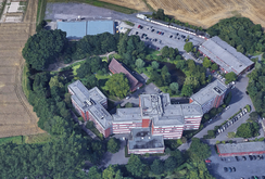 Luftbild der heutigen Gesamtanlage, wo oben eingebettet in den Gebäudekomplex aus den 1980er Jahren das „Karl-Beverunge-Haus“ zu erkennen ist. Durch die Umgestaltungsmaßnahmen wurde ein Teil der ehemaligen Gräfte überbaut. Quelle: Google Earth