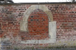 Ehemalige Durchreiche für Kleidungs- und Lebensmittelspenden in der Mauer des Leprosoriums, Quellen: Heimatmuseum Kinderhaus