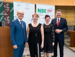 André Kuper, Präsident des Landtags, mit Andrea Milz, Staatssekretärin für Sport und Ehrenamt, Dr. Silke Eilers, Westfälischer Heimatbund, und Jochen Beuckers, Engagierte Städte NRW Foto/ Andrea Bowinkelmann