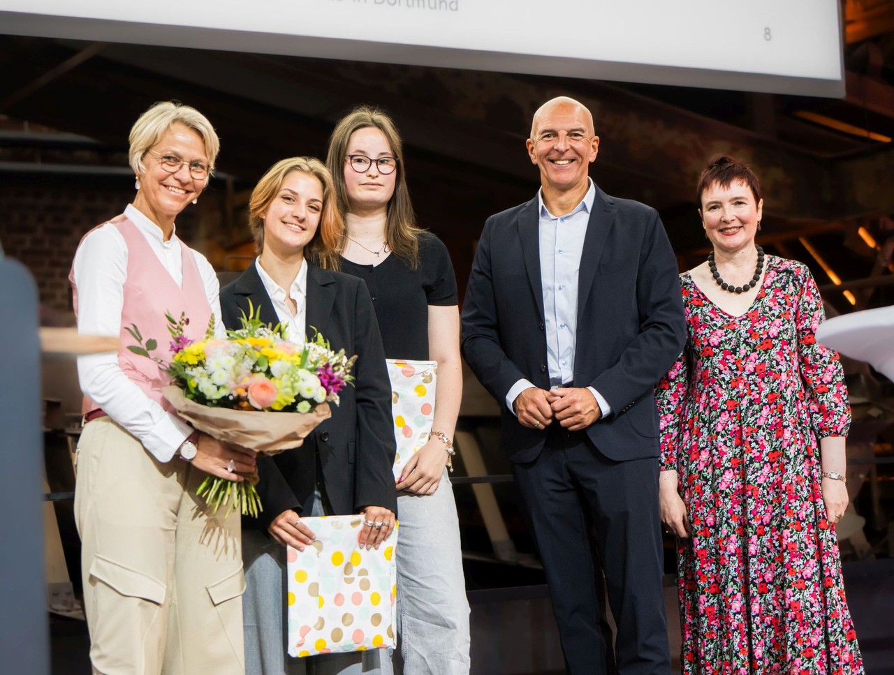 Das Bild zeigt von links gesehen die Teilnehmenden der Gesprächsrunde zum Thema junges Engagement und Schule: die Schulministerin von Nordrhein-Westfalen Dorothee Feller, die Schülerinnen Leonie Jung und Lilian Meyer von der Mathilde Anneke Gesamtschule in Münster, den WHB-Vorsitzenden, Landesdirektor Dr. Georg Lunemann, und WHB-Geschäftsführerin Dr. Silke Eilers.