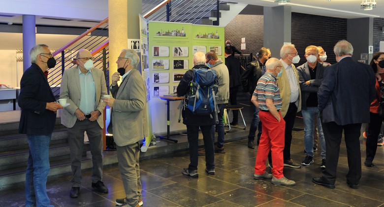 Das Foyer des Sauerland-Theaters bot Raum für Austausch und die Stände der WHB-Kooperationspartner.  Foto/ WHB/Jürgen Appelhans