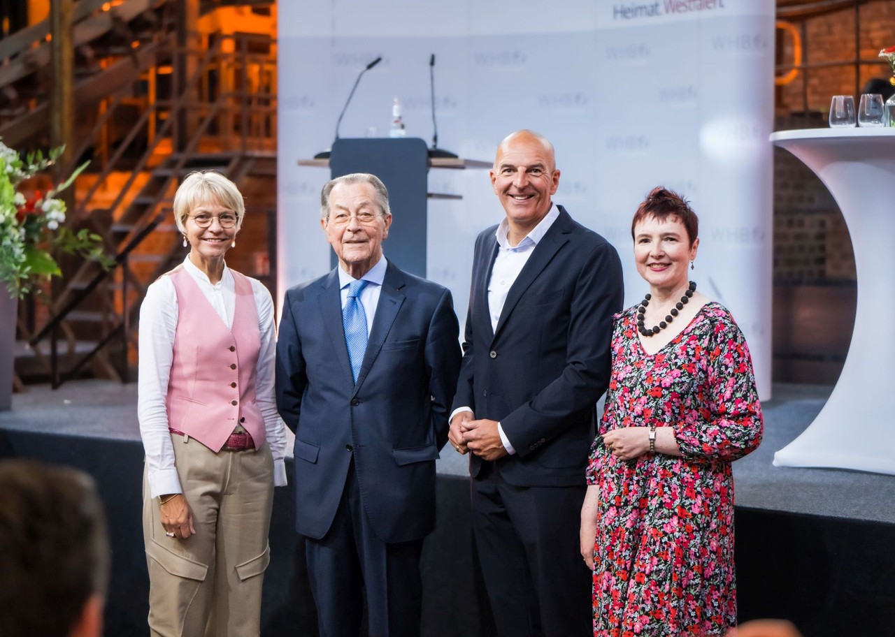 Das Bild zeigt von links nach rechts Dorothee Feller, Ministerin für Schule und Bildung des Landes Nordrhein-Westfalen; Vizekanzler a. D. und Bundesminister a. D. Franz Müntefering; Dr. Georg Lunemann, Direktor des LWL und Vorsitzender des WHB; WHB-Geschäftsführerin Dr. Silke Eilers