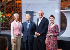 Das Bild zeigt von links nach rechts Dorothee Feller, Ministerin für Schule und Bildung des Landes Nordrhein-Westfalen; Vizekanzler a. D. und Bundesminister a. D. Franz Müntefering; Dr. Georg Lunemann, Direktor des LWL und Vorsitzender des WHB; WHB-Geschäftsführerin Dr. Silke Eilers