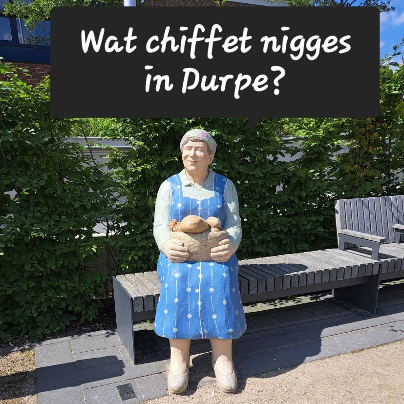 Eine Betonfigur der „Alltagsmenschen“ der Bildhauerin Christel Lechner auf dem Dorfplatz in Ostenland