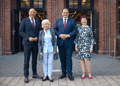 Das Bild zeigt von links nach rechts Dr. Georg Lunemann, Direktor des LWL und Vorsitzender des WHB; Monika Simshäuser (Bürgermeisterin der Stadt Hamm); Nathanael Liminski, Minister für Bundes- und Europaangelegenheiten, Internationales sowie Medien des Landes Nordrhein-Westfalen und Chef der Staatskanzlei; WHB-Geschäftsführerin Dr. Silke Eilers