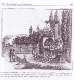 Der Hafen am Neubrückentor in Münster, Kupferstich ca. 1835, mit Kanalschiff, Kran und Packhaus, im Hintergrund von links Zwinger, Martinikirche, Lambertikirche und Dom. Der Künstler nahm sich die Freiheit, das Schiff ohne Mast, dafür aber mit vier Rudern darzustellen. Quelle: Stadtarchiv Münster