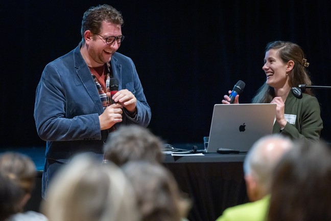 Medienpädagoge Carsten Panitz vom Filmhaus Bielefeld e. V. (l.) und Projektleiterin Anna Schlottbohm (r.) stellen die Projekte in der Modellregion Minden-Lübbecke vor. Foto/ Sarah Jonek