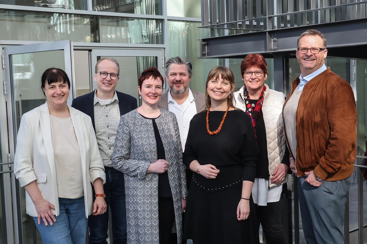 Das Foto zeigt das neue siebenköpfige Team der Sprecherinnen und Sprecher des NBE NRW. Foto/ Olli Schaper@NBE NRW