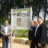 v.l.: Berthold Bültgerds (Bürgermeister Wettringen) Dr. Klaus Effing (Landrat Kr. Steinfurt), Werner Janning (Vorsitzender Heimatverein Wettringen), Franz Möllering (Bürgermeister Neuenkirchen) und Gregor Krabbe (Bürgermeister Metelen) (Foto: WHB/U. Steinkrüger). (vergrößerte Bildansicht wird geöffnet)