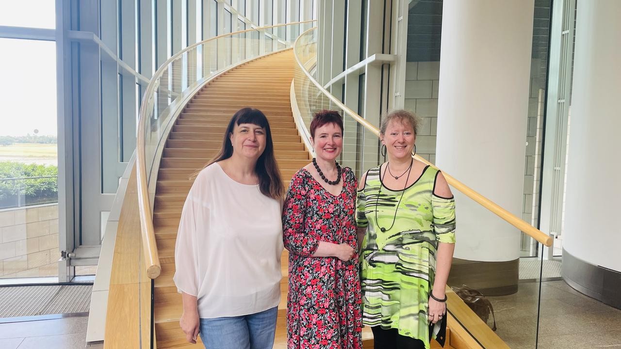 Das Foto zeigt die Staatssekretärin für Sport und Ehrenamt, Andrea Milz, mit den NBE-Sprecherinnen Dr. Silke Eilers und Stephanie Krause (von rechts). Foto/ NBE NRW