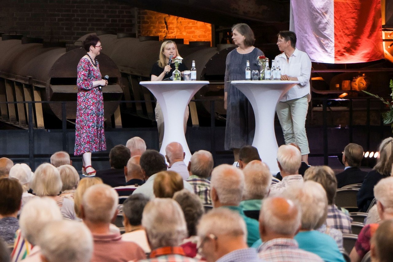 Das Bild zeigt die zweite Gesprächsrunde zum Thema gesellschaftliche Teilhabe im Alter mit WHB-Geschäftsführerin Dr. Silke Eilers, Ehrenamtsforscherin Professorin Dr. Andrea Walter, der Leiterin des Kompetenzzentrums kubia Almuth Fricke und Ulla Woltering, Sprecherin der Landesarbeitsgemeinschaft Seniorenbüros NRW (von links).