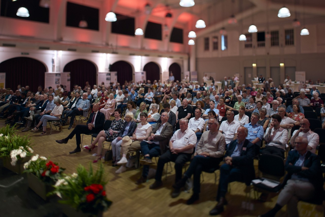 Blick in den gut gefüllten Saal der Maximilianhalle während des Bühnenprogramms am Vormittag. Foto/ Eike Hollermann/WHB
