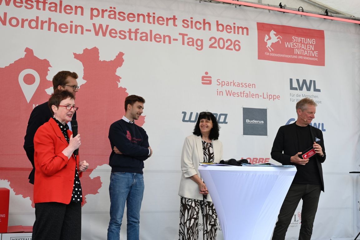 WHB-Geschäftsführerin Dr. Silke Eilers, Harm Hendrik Esser (Stiftung Westfalen-Initiative), Daniel Stockmann (Debattierclub der Universität Münster) und Stephanie Krause (lagfa NRW) mit Moderator Martin Mall (von links nach rechts im Bild). Foto: Joachim Busch