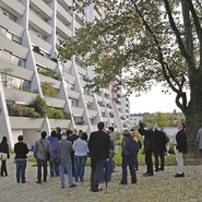 Baukultur braucht den Dialog mit Bürgerinnen und Bürgern – wie hier bei einer Exkursion am Terrassenhaus Apollo in Stuttgart-Freiberg Foto/ Archiv BHU (vergrößerte Bildansicht wird geöffnet)
