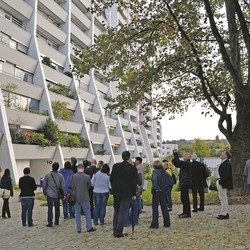 Baukultur braucht den Dialog mit Bürgerinnen und Bürgern – wie hier bei einer Exkursion am Terrassenhaus Apollo in Stuttgart-Freiberg Foto/ Archiv BHU (vergrößerte Bildansicht wird geöffnet)